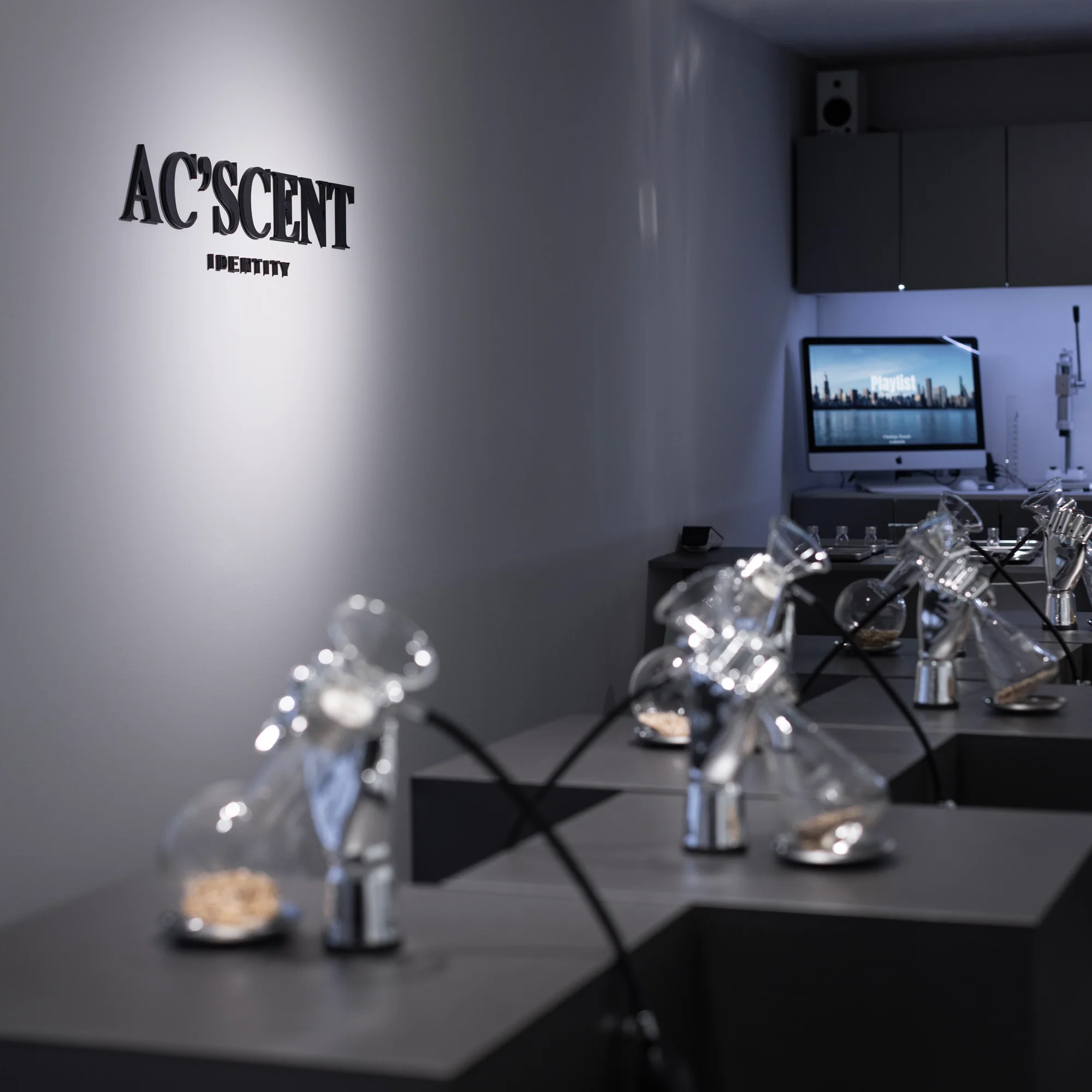 AC’SCENT ID — 은색 시향 오브제와 맞춤 조향 공간