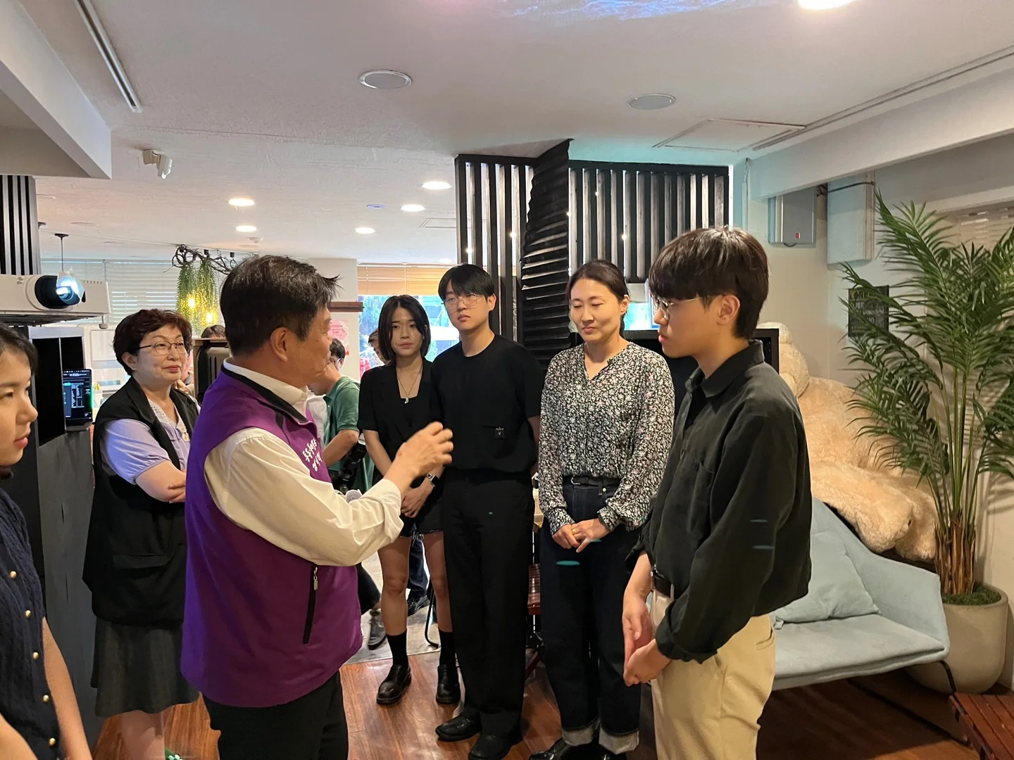 1579 전시 현장과 관람 장면