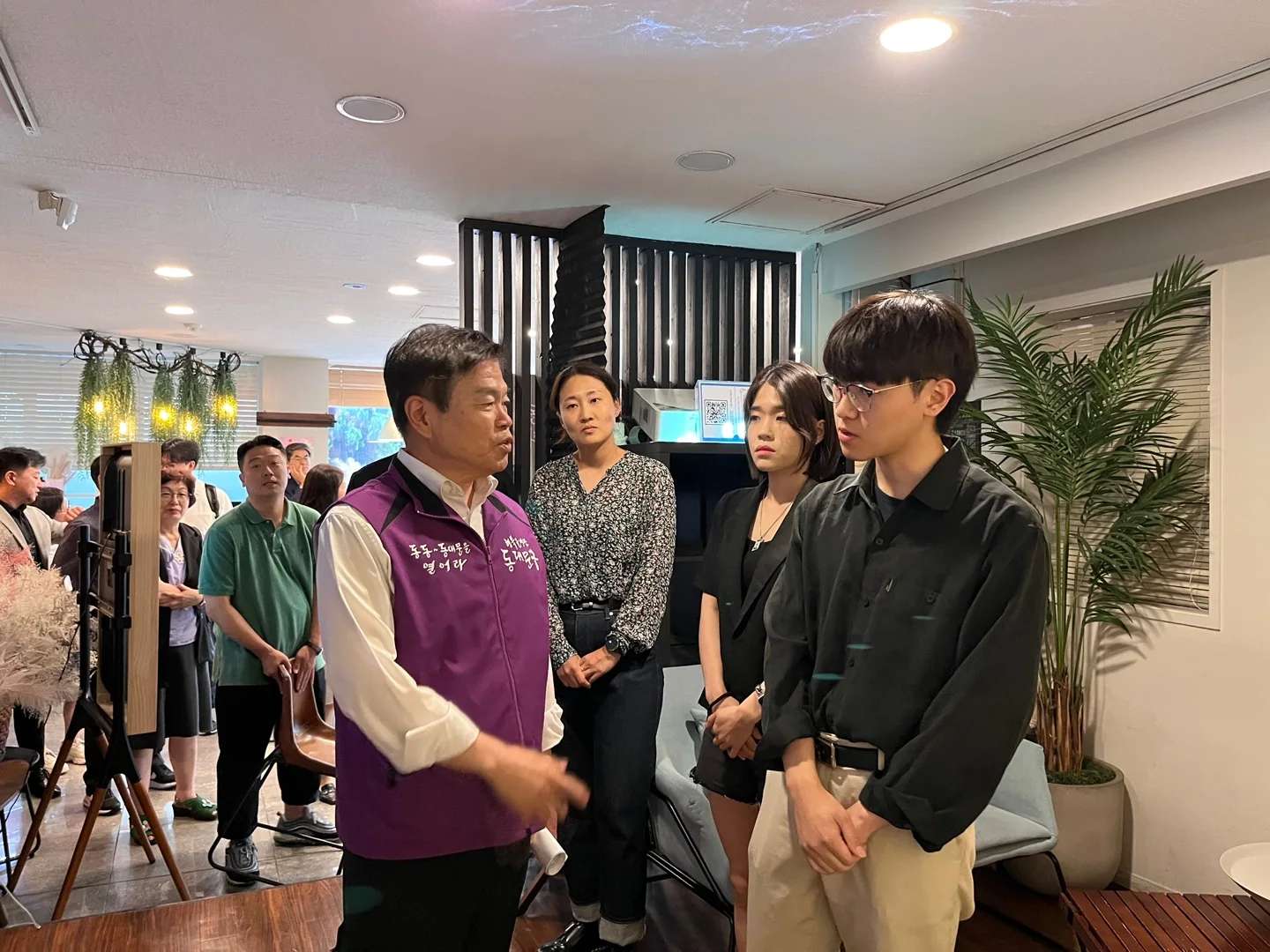 1579 전시 현장과 관람 장면