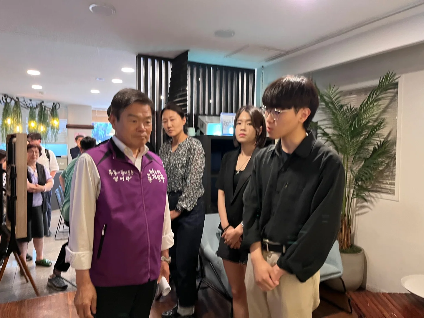 1579 전시 현장과 관람 장면